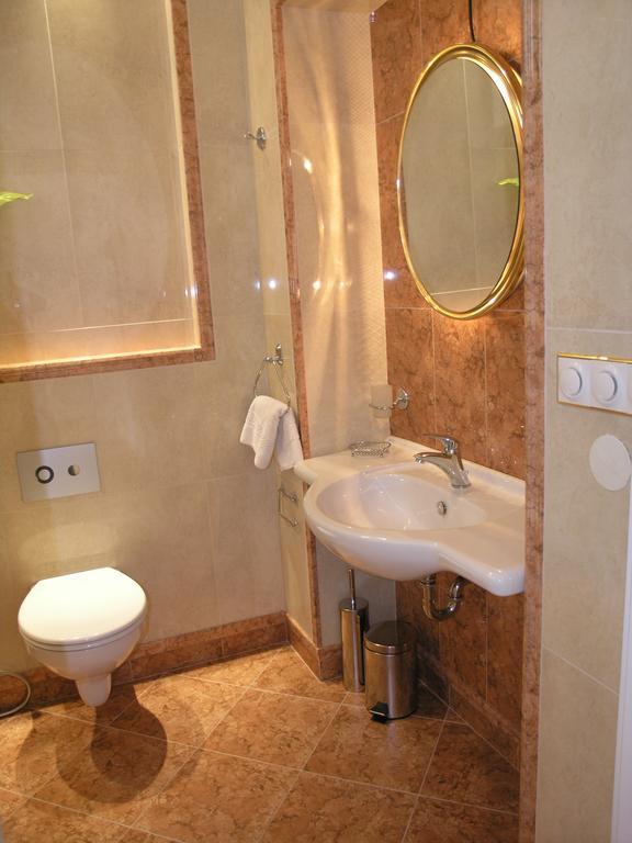 Appartamento Apartmán LUX Škroupova Karlovy Vary Esterno foto